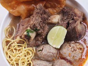 Sore-sore Begini Paling Asyik Jajan Bakso Rusuk yang Mantul Ini