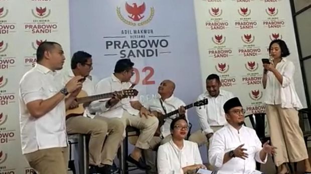Tunggu Quick Count, Sandiaga Main Gitar Hibur Wartawan 