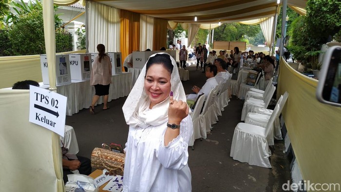 Nyoblos di TPS Cendana, Titiek Soeharto Kritik Kotak Suara Kardus