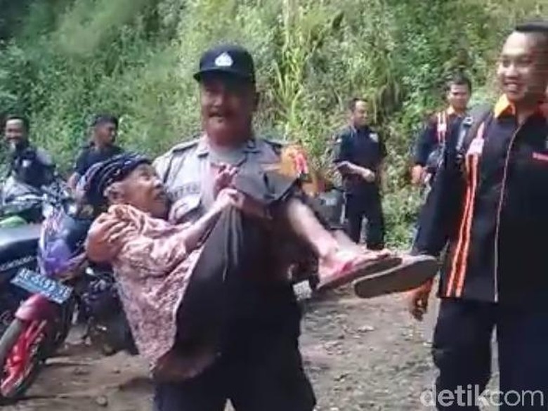 Cerita Polisi Gendong Nenek yang Ingin Nyoblos Menuju TPS Cerita Polisi Gendong Nenek yang Ingin Nyoblos Menuju TPS