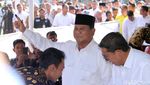 Jempol-Telunjuk Bertinta, Begini Gaya Prabowo Salam 2 Jari Usai Nyoblos