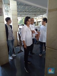 Berbusana Monokrom, Gaya Sri Mulyani Pakai Sneakers Saat Nyoblos