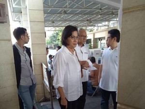 Berbusana Monokrom, Gaya Sri Mulyani Pakai Sneakers Saat Nyoblos