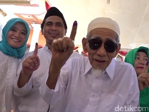 Isyarah yang Membuat Keluarga Rela Mbah Moen Dimakamkan di Mekah