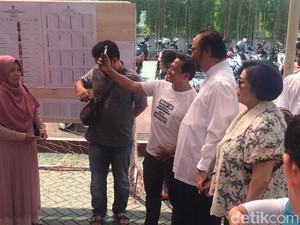 Nyoblos di Grogol, Surya Paloh Banyak Dimintai Selfie Warga