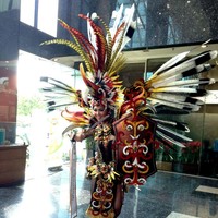 Runner Up 2 Puteri Indonesia Estelita Liana mengenakan kostum terinspirasi dari Borneo, Kalimantan untuk ajang Miss Supranational 2014. Rancangan Dynand Fariz yang bertema Warrior Princess of Borneo tersebut pun berhasil meraih Kostum Nasional Terbaik. Foto: Wolipop