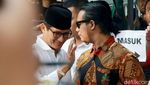 Gaya Sandiaga Uno Saat Antre Untuk Nyoblos