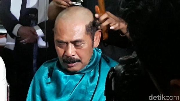 Wali Kota Solo, FX Hadi Rudyatmo cukur gundul. 