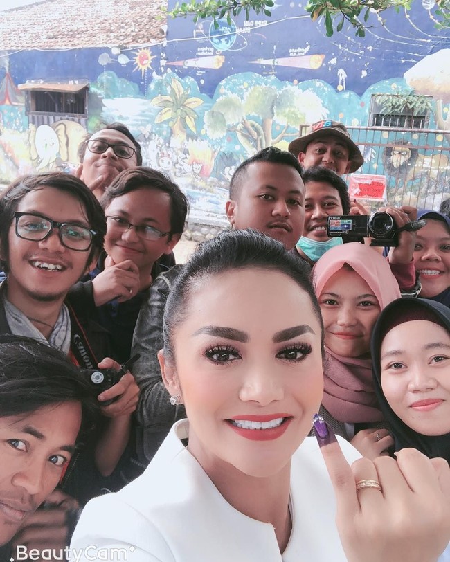 Krisdayanti tampil cetar saat nyoblos dengan alis tebal dan bulu mata palsunya. KD menggunakan busana serba putih lengkap dengan high heels. Caleg DPR RI dari PDIP itu nyoblos di Batu, Malang, kota kelahirannya.  Foto: Instagram