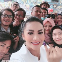 Krisdayanti tampil cetar saat nyoblos dengan alis tebal dan bulu mata palsunya. KD menggunakan busana serba putih lengkap dengan high heels. Caleg DPR RI dari PDIP itu nyoblos di Batu, Malang, kota kelahirannya.  Foto: Instagram