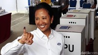 Rini mencoblos dengan mengenakan baju putih. Namun dia enggan mengakui warna bajunya itu berkaitan dengan salah satu pasangan capres dan cawapres. Danang Sugianto/detikcom.