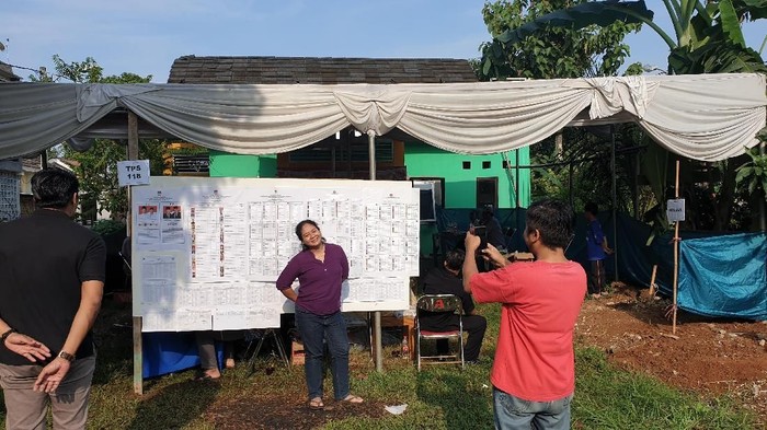 Pemilu Ceria, Warga Tangsel Ini Foto-foto Usai Nyoblos