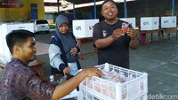 Warga sangat antusias dengan adanya cenderamata tersebut. 