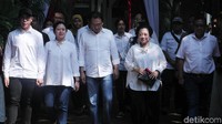 Megawati didampingi anak-anaknya mendatangi TPS 62 di RT 010 RW 004 Kebagusan, Jakarta Selatan, untuk mencoblos.