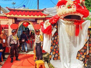 Unik! Nyoblos di TPS Ini Serasa Berada di Negeri Tirai Bambu