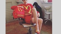Saat Moschino memproduksi baju dan tas menyerupai logo McD, Karen memakainya lho. Matching banget ya! Foto: Instagram karengillanofficial
