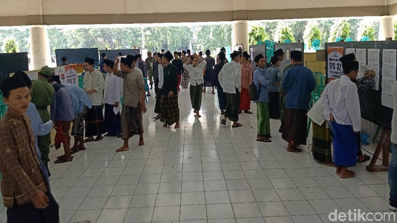 Gembiranya Santri Ponpes Lirboyo Akhirnya Bisa Nyoblos Gembiranya Santri Ponpes Lirboyo Akhirnya Bisa Nyoblos
