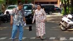 Gaya Santai Darmin Nyoblos Bareng Istri
