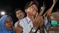 Seorang warga menangis haru.