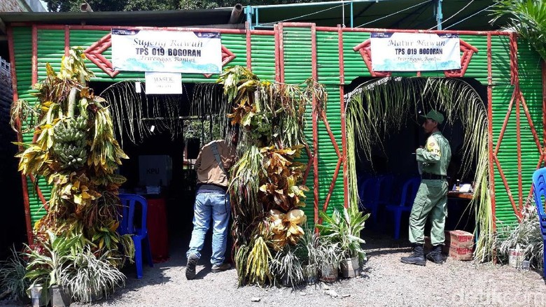 Suasana TPS Ini Jawa Banget, Ada Alunan Tembang dan Petugasnya Berblangkon Suasana TPS Ini Jawa Banget, Ada Alunan Tembang dan Petugasnya Berblangkon