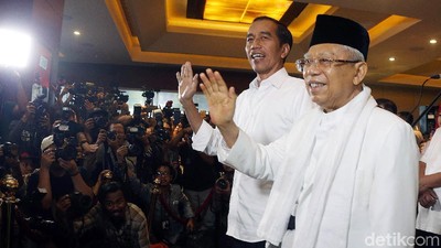 Jokowi-Maruf Amin Semringah di Djakarta Theater
