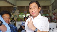 Menteri ESDM Ignasius Jonan bersama istri Ratnawati Jonan menggunakan hak pilihnya di TPS 099 SDN Cipete Utara 011, Jakarta. Sylke Febrina/detikcom.