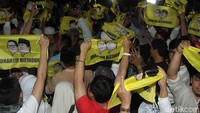 Mereka juga membentangkan bendera bergambar Prabowo-Sandi.