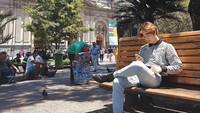 Sebelum koser, Suho bersantai dulu di bawah teriknya matahari Chili. (kimjuncotton/Instagram)