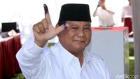Prabowo Subianto menggunakan hak pilihnya untuk mencoblos di TPS 41 di Bogor, Jawa Barat, Rabu (17/4/2019).