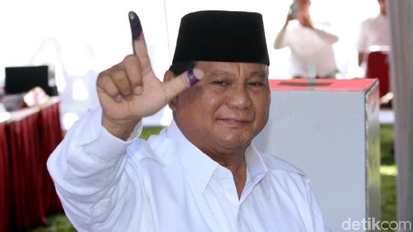 Jempol-Telunjuk Bertinta, Begini Gaya Prabowo Salam 2 Jari Usai Nyoblos