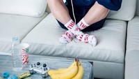 Main game, J-Hope ngemilnya makanan sehat yaitu buah pisang. Wouw! Foto: Instagram bts_jhope