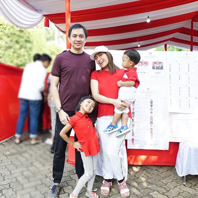 Ayu Dewi dan anak-anaknya pergi ke TPS dengan busana nuansa merah-putih. Sayangnya sang suami Regi Datau memakai baju ungu yang tak senada dengan istri dan anak-anaknya.  Foto: Instagram