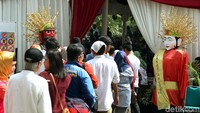 Antrean warga bahkan sampai mengular panjang.
