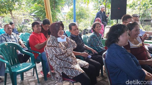 Risma sedang antre nyoblos