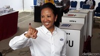 Rini pun menunjukkan jari kelingkingnya usai mencoblos.