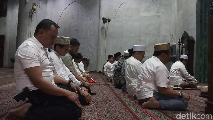 Sandiaga Salat Tahajud