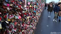 Ada banyak destinasi dengan mitos gembok cinta di dunia. Salah satunya ada di Kota Cologne, Jerman. Tepatnya di Jembatan Hohenzollern. (Wahyu Setyo/detikcom)
