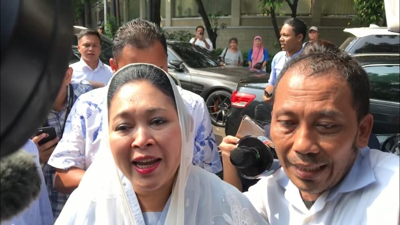 Titiek Soeharto Tinggalkan Kediaman Prabowo Subianto di 