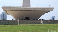 Antrean yang sedikit mengular di area pelataran Monas. Tak sedikit pengunjung yang ingin naik ke cawan dan puncak Monas (Randy/detikcom)