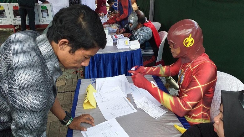 Saat Flash dan Kapten Amerika Layani Warga Surabaya Nyoblos Saat Flash dan Kapten Amerika Layani Warga Surabaya Nyoblos