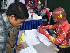 Saat Flash dan Kapten Amerika Layani Warga Surabaya Nyoblos