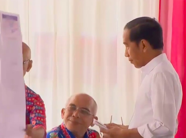 Tiba di Gambir, Jokowi Nyoblos di TPS 008 Tiba di Gambir, Jokowi Nyoblos di TPS 008