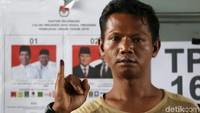 Sejumlah warga binaan di Lapas Kelas 1 Cipinang, Jakarta, menggunakan hak pilihnya pada Pemilu Serentak 2019, Rabu (17/4/2019).