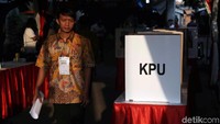 Petugas melakukan pengecekan bilik suara sebelum pemilih dapat menggunakan hak pilihnya di TPS 051.