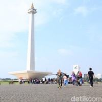 Terlepas dari hasil survei, Indonesia juga memiliki budaya on time sendiri. Sudah jadi hal biasa bagi orang Indonesia untuk bilang otw (on the way atau sedang dalam perjalanan, tapi kenyataannya mereka baru berangkat dari rumah. Terlambat 30 menit dari jadwal pertemuan pun dianggap jadi hal biasa. Namun batasan tepat waktu bisa berbeda-beda. Tergantung seberapa penting pertemuan dan siapa orang yang akan ditemui. Foto: Johanes Randy/detikcom