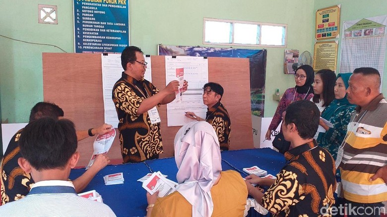 Jokowi-Maruf Menang di TPS Tempat Wali Kota Risma Nyoblos Jokowi-Maruf Menang di TPS Tempat Wali Kota Risma Nyoblos