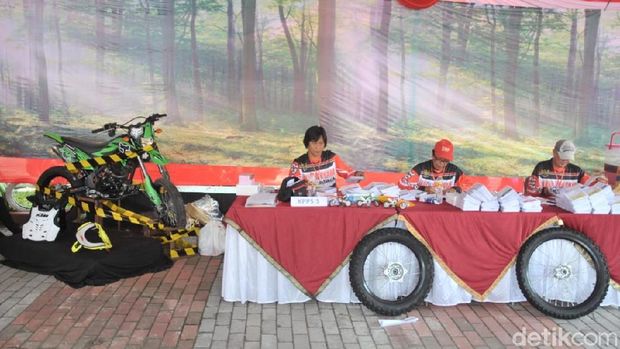 KPPS di Kota Semarang berkostum Trabas