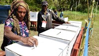Warga Wamena tengah memasukan surat suara ke dalam kotak. ANTARA FOTO/Yusran Uccang.