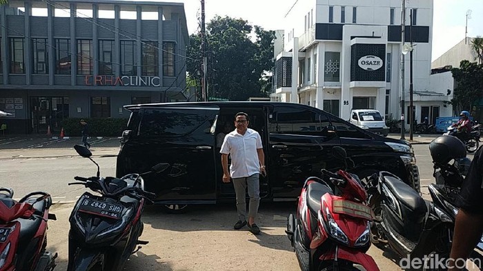 Ketua Umum Partai Kebangkitan Bangsa (PKB) Muhaimin Iskandar (Cak Imin) datang ke Tempat Pemungutan Suara (TPS) nomor 20 RT 003/20 Kel. Bangka, Kemang, Jakarta Selatan. Cak Imin datang bersama istri serta kedua anaknya menunggangi Toyota Vellfire