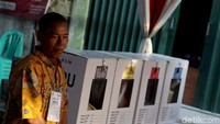 Petugas bersiaga di sekitar TPS.